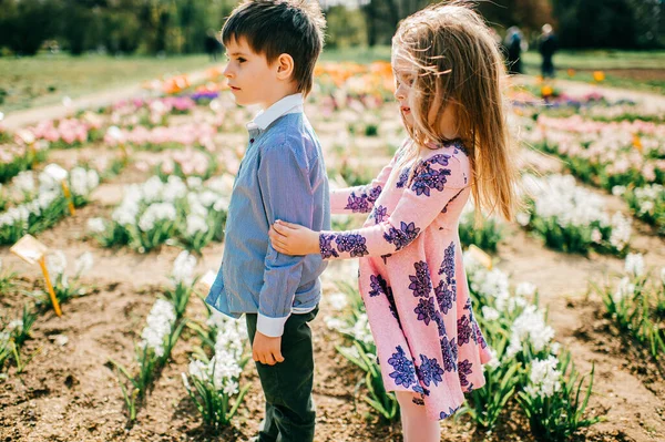 Siyah Saçlı Iki Beyaz Çocuk Yaz Bahçesinde Birbirlerine Sarılıyorlar — Stok fotoğraf
