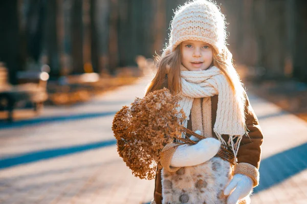 Sweet Shy Girl Small Walks Big Autumn Park Collect Bouquet — Stock Photo, Image