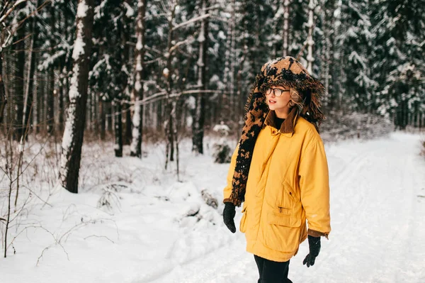 Gyönyörű Fiatal Lány Fényes Sárga Kabátban Sétál Télen Hófödte Ösvényeken — Stock Fotó