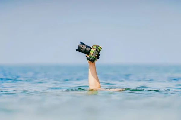 Männliche Taucher Schwimmen Unter Wasser Und Halten Trockene Und Sichere — Stockfoto