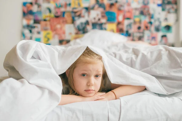 Jong Schattig Blond Meisje Met Grappig Gezicht Liggend Bed Onder — Stockfoto
