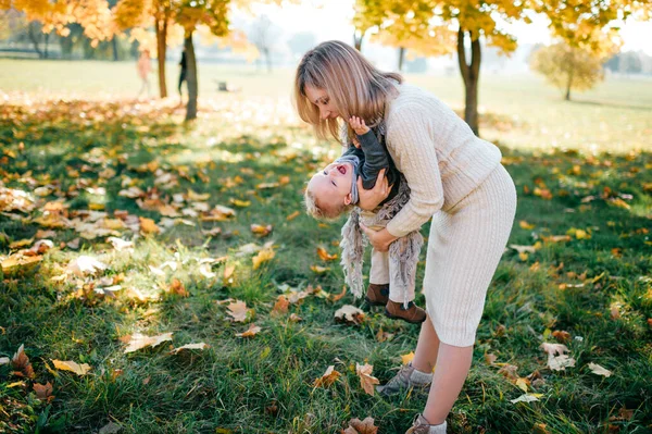 Happy Mother Having Fun Her Baby Outdoor Autumn Park — Stock Photo, Image
