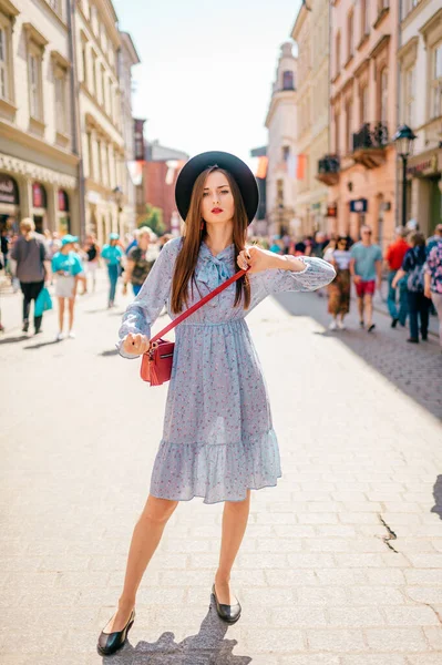 Молодая Веселая Брюнетка Элегантном Платье Шляпе Позирует Городской Улице Людьми — стоковое фото