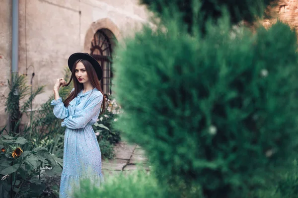 Dlouhé Vlasy Brunetky Dívka Ročníku Modré Šaty Pózovat Zelené Zahradě — Stock fotografie