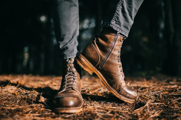 Cortador Madeira Estranho Botas Madeira Couro Masculino Hipster Vintage Floresta — Fotografia de Stock