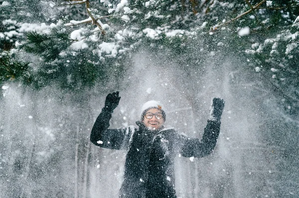 Glücklich Lächelnder Mann Unter Dem Fallenden Schnee — Stockfoto