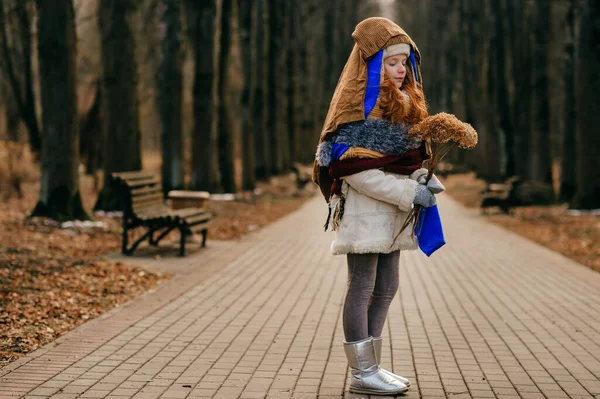 Menina Bonita Bonito Com Cabelo Vermelho Tem Medo Congelar Outono — Fotografia de Stock