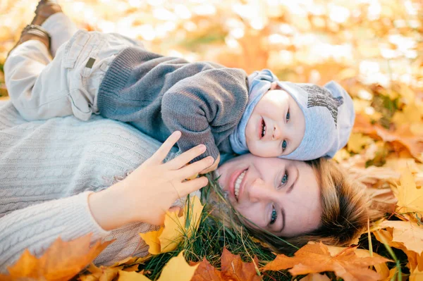 Ευτυχισμένη Μητέρα Όμορφο Μωρό Της Ξαπλωμένη Φθινόπωρο Αφήνει Υπαίθρια — Φωτογραφία Αρχείου