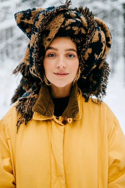 Engraçado Jovem Hipster Menina Casaco Amarelo Turbante Cachecol Posando Floresta — Fotografia de Stock