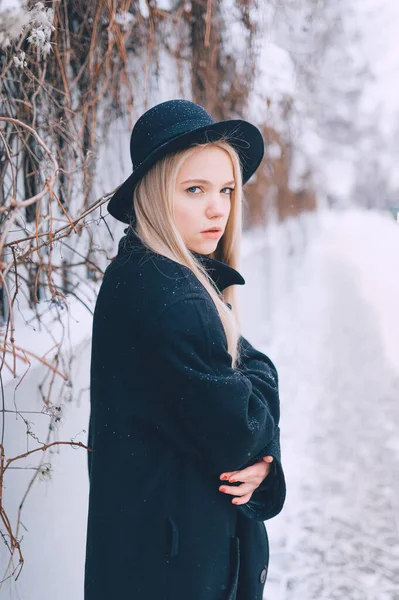 Stijlvol Mooi Blond Meisje Zwarte Kleren Hoed Poseren Buurt Hek — Stockfoto