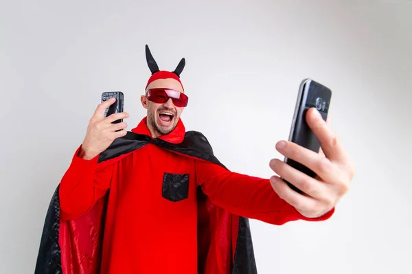 Hombre Divertido Capa Halloween Rojo Negro Gafas Sol Sombrero Con — Foto de Stock