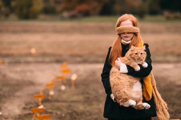 Pelirroja Frekles Con Los Ojos Vendados Chica Sosteniendo Gato Rojo —  Fotos de Stock