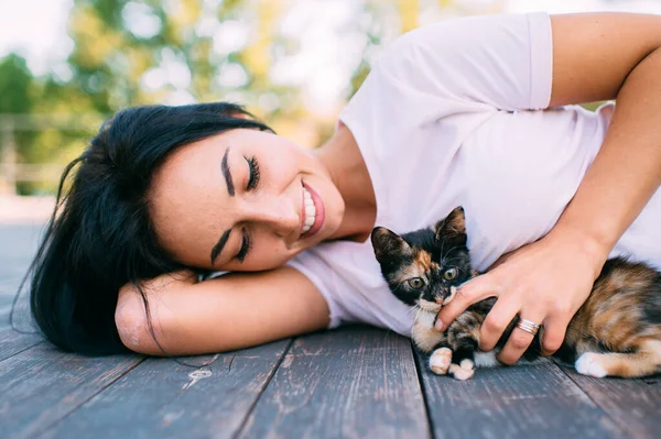 Preciosa Joven Encuentra Suelo Madera Con Gatito Bonito Regocija Del —  Fotos de Stock