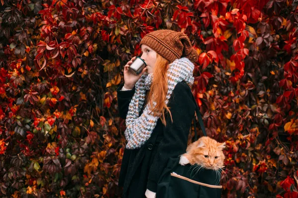 Jovem Sardas Menina Roupas Elegantes Com Xícara Chá Sua Mão — Fotografia de Stock