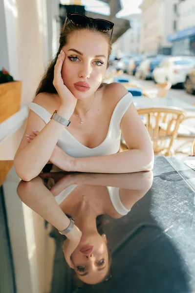Młody Glamour Sexy Kobieta Siedzi Ulica Kawiarnia — Zdjęcie stockowe