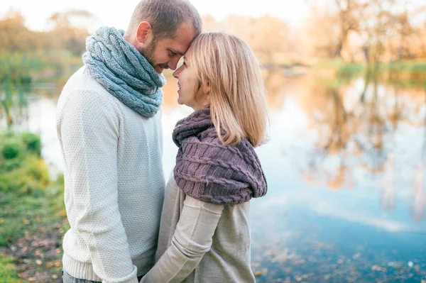 Casal Amoroso Roupas Malha Retrato Romântico Com Lago Refletido Fundo — Fotografia de Stock