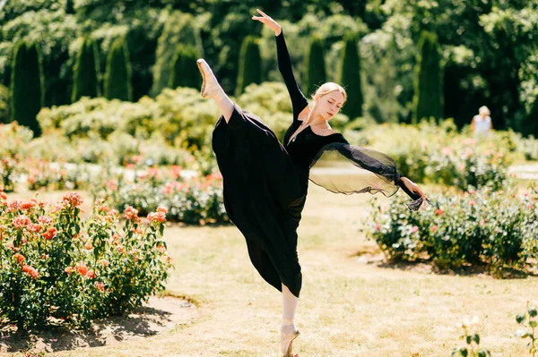 Młoda Balerina Czarnej Sukience Pozowała Pokazała Pozy Baletowe Letnim Parku — Zdjęcie stockowe
