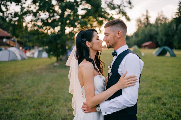 Hermosa Pareja Boda Abrazándose Aire Libre Atardecer —  Fotos de Stock