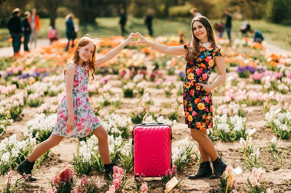 Atractiva Niña Con Pelo Largo Rojo Regocija Con Hermana Bastante —  Fotos de Stock