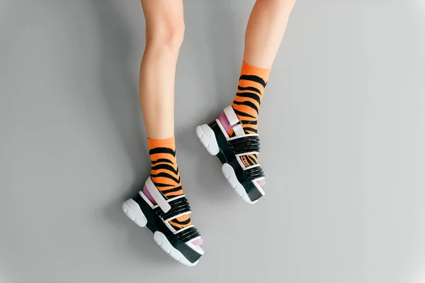 Hermosas Piernas Femeninas Calcetines Rayas Naranjas Moda Que Usan Sandalias — Foto de Stock