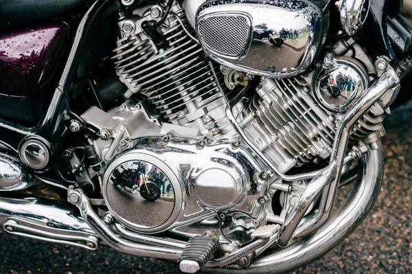 摩托车发动机的合影 有许多彩色细节 现代强效公路摩托车与排气管 斩波电机 — 图库照片
