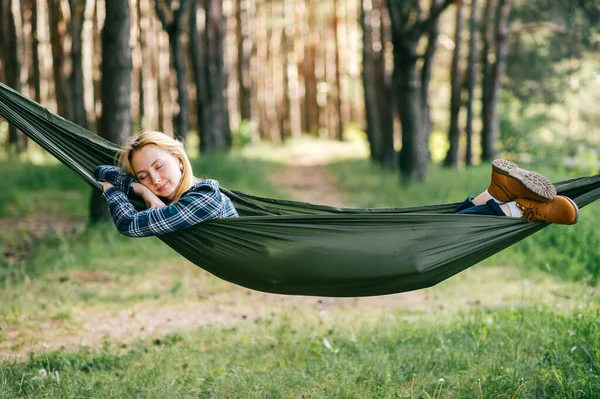 Retrato Aire Libre Joven Hermosa Chica Rubia Durmiendo Hamaca Bosque —  Fotos de Stock