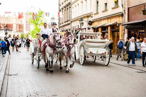 クラクフ ポーランド 2019年4月26日 馬の馬車はクラクフの観光客とツアーに乗る ポーランド — ストック写真