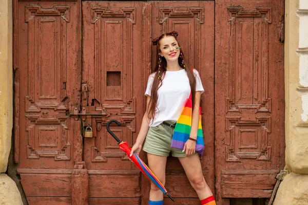 Бисексуальная Девушка Разноцветной Одежде Позирует Над Старой Дверью Заднем Плане — стоковое фото