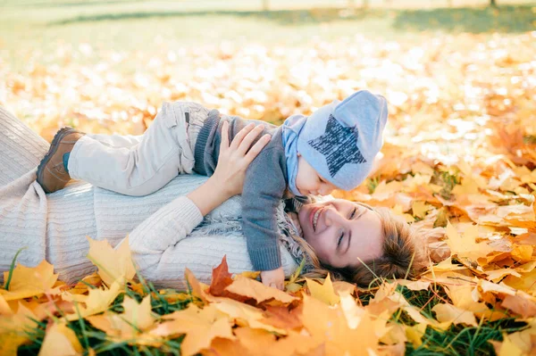 Lycklig Mor Med Sin Vackra Bebis Liggande Hösten Lämnar Utomhus — Stockfoto