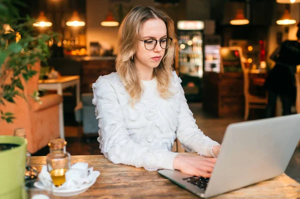 Mulher Freelancer Jovem Bonita Usando Computador Portátil Sentado Mesa Café — Fotografia de Stock