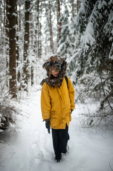 面白いです奇妙な若いですヒップスター女の子で眼鏡とスカーフカバー頭歩くで雪の森 — ストック写真