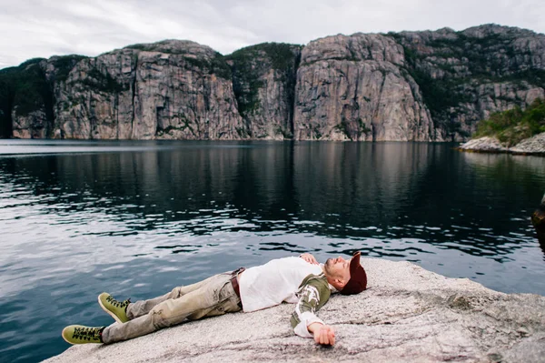 Homem Viajante Solitário Jeans Boné Marrom Shooes Verdes Deitado Dormindo — Fotografia de Stock