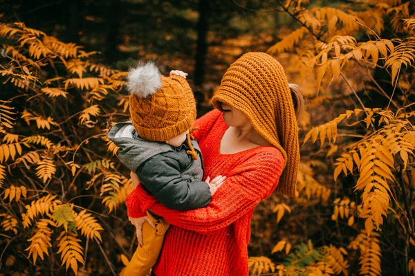 Handsome Caucasian Mother Warm Grey Jacket Black Trousers Grey Trainers — Stock Photo, Image