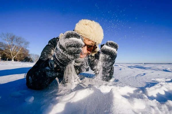 Щасливий Чоловік Сонцезахисних Окулярах Грає Снігом Відкритому Повітрі — стокове фото