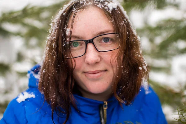 若いです女性で青ジャケットと眼鏡ポーズ屋外と作る顔で冬雪の日 — ストック写真