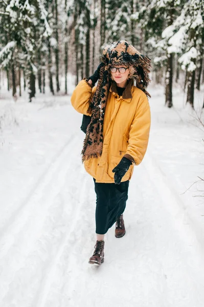 Menina Bonita Casaco Amarelo Brilhante Caminha Inverno Caminhos Cobertos Neve — Fotografia de Stock