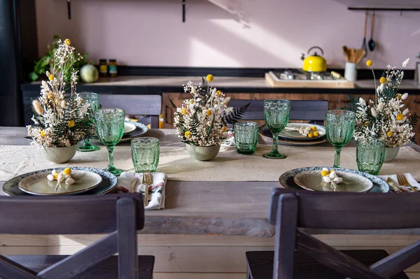 Uma Grande Mesa Cozinha Nova Bonita Com Quatro Pratos Óculos — Fotografia de Stock