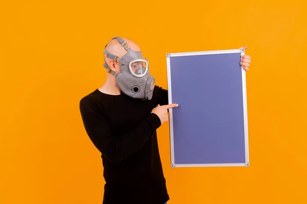 Αστείος Άγνωστος Άντρας Αναπνευστήρα Ποζάρει Σανίδα Πάνω Από Πορτοκαλί Φόντο — Φωτογραφία Αρχείου