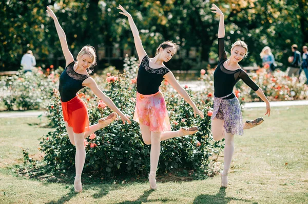 Τρεις Όμορφες Μπαλαρίνες Κορίτσια Χορό Και Εξισορρόπηση Πάνω Από Φως — Φωτογραφία Αρχείου
