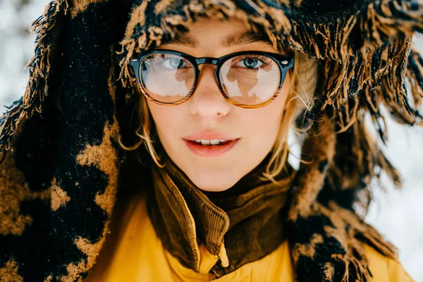 Close Retrato Engraçado Jovem Hipster Menina Com Óculos Cachecol Cobrindo — Fotografia de Stock