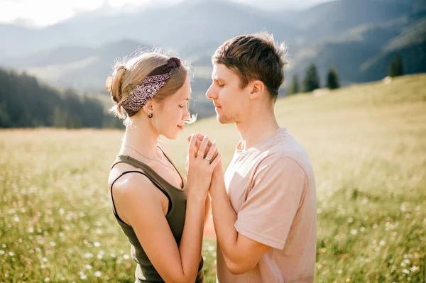 Mode Vie Couple Amoureux Embrasser Nature — Photo