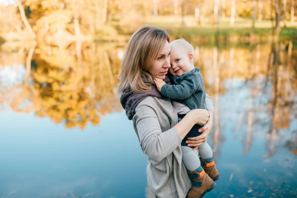 Milující Matka Objímá Její Ospalé Dítě Přírodě Jezerem Pozadí — Stock fotografie