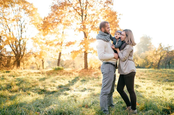 Couple Famille Heureux Étreint Leur Beau Bébé Dans Parc Ensoleillé — Photo