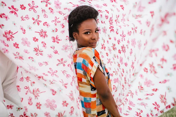 Çinde Çiçek Desenli Afro Amerikan Bir Kızın Moda Portresi — Stok fotoğraf