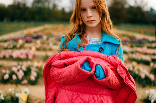 Portret Van Vreemd Rood Hoofd Meisje Lange Blauwe Jas Roze — Stockfoto