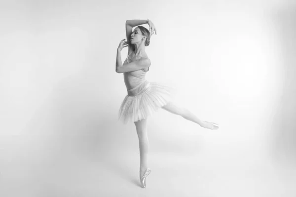 Piękna Młoda Blondynka Balerina Szkolenia Calilisthenics Ćwiczenia Białym Tle Studio — Zdjęcie stockowe