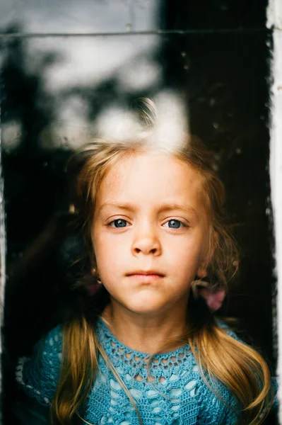 Porträtt Sig Själv Isolerad Hemma Karantän Liten Försvunnen Flicka Tittar — Stockfoto