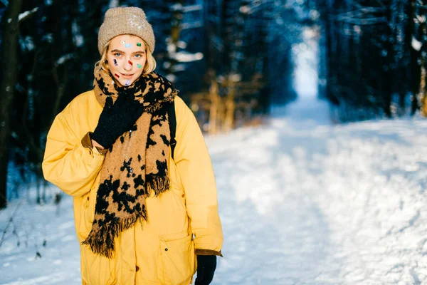 Mladý Stylový Hipster Dívka Žluté Bundě Konfety Tváři Pózuje Sněhovém — Stock fotografie