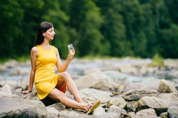 Joven Chica Hermosa Turista Solitaria Sentada Piedra Orilla Del Río — Foto de Stock