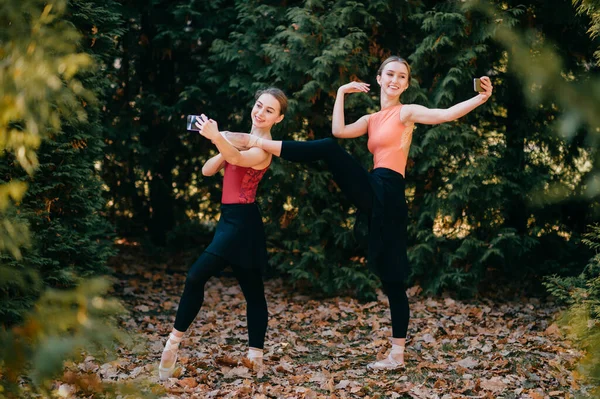 二つの笑顔Ballerinas Posing面白いと取ります自画自慰で感情的な顔で公園 — ストック写真